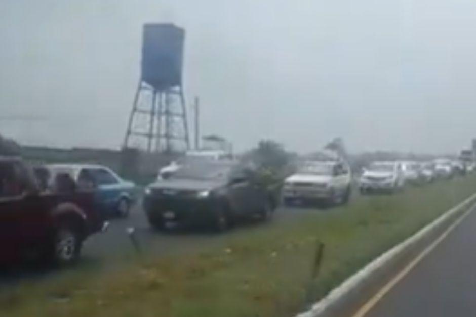 Largas colas de conductores se han formado para retornar a la ciudad desde la carretera de Pal&iacute;n, Escuintla. . (Foto:&nbsp;captura de video)