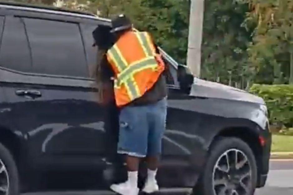 Captan a hombre colgado de un veh&iacute;culo en movimiento. (Foto: captura de video)