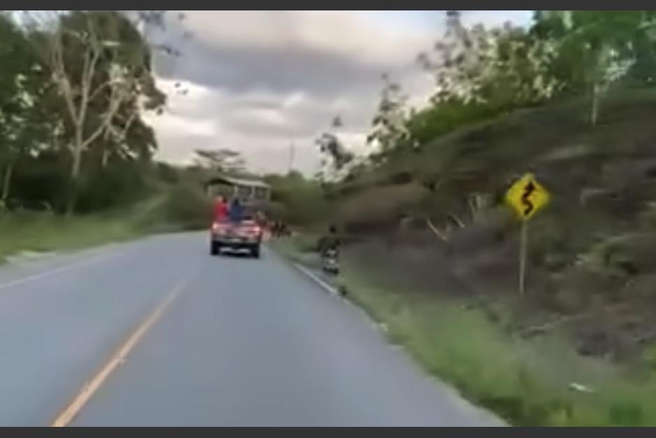 El conductor de atr&aacute;s capt&oacute; el momento del impacto. (Foto: captura de video)