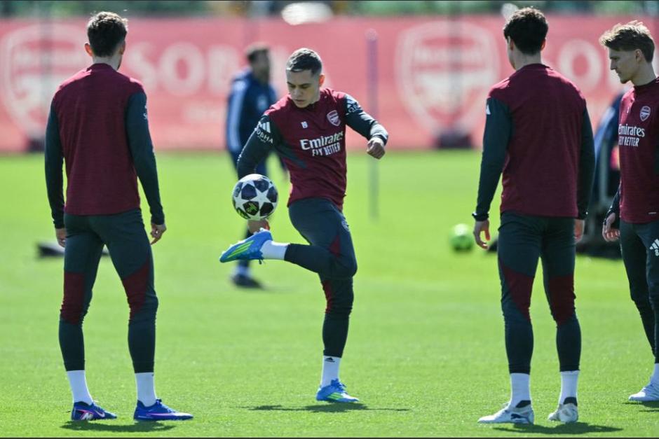 El belga Leandro Trossard toca el bal&oacute;n junto al resto de sus compa&ntilde;eros en la pr&aacute;ctica gunner. (Foto: AFP)