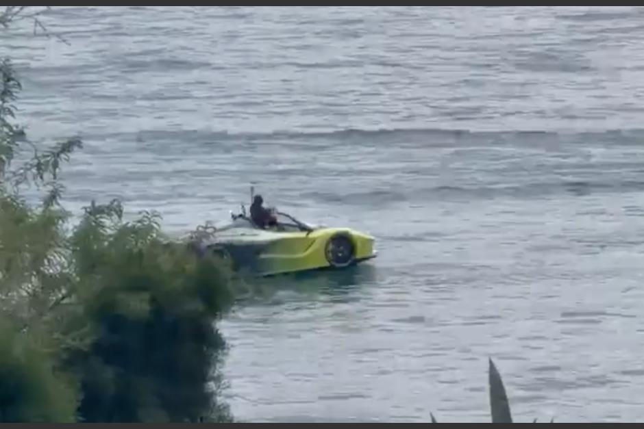 Minutos despu&eacute;s, el joven se lanz&oacute; al lago. (Foto: captura de video)