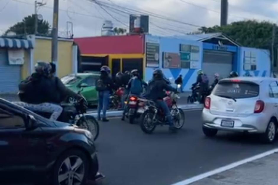 Motoristas y automovilistas tratan de buscar una nueva ruta tras encontrarse con bloqueo. (Foto: Captura de video)