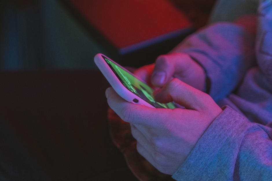 La iniciativa incluye controles m&aacute;s estrictos sobre llamadas y uso de tecnolog&iacute;a en las c&aacute;rceles. (Foto ilustrativa: Canva)