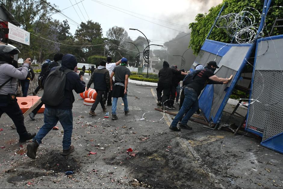 Estudiante derribaron uno de los portones de ingreso de la USAC. (Foto:&nbsp;Jos&eacute; Luis Pos/Colaborador)