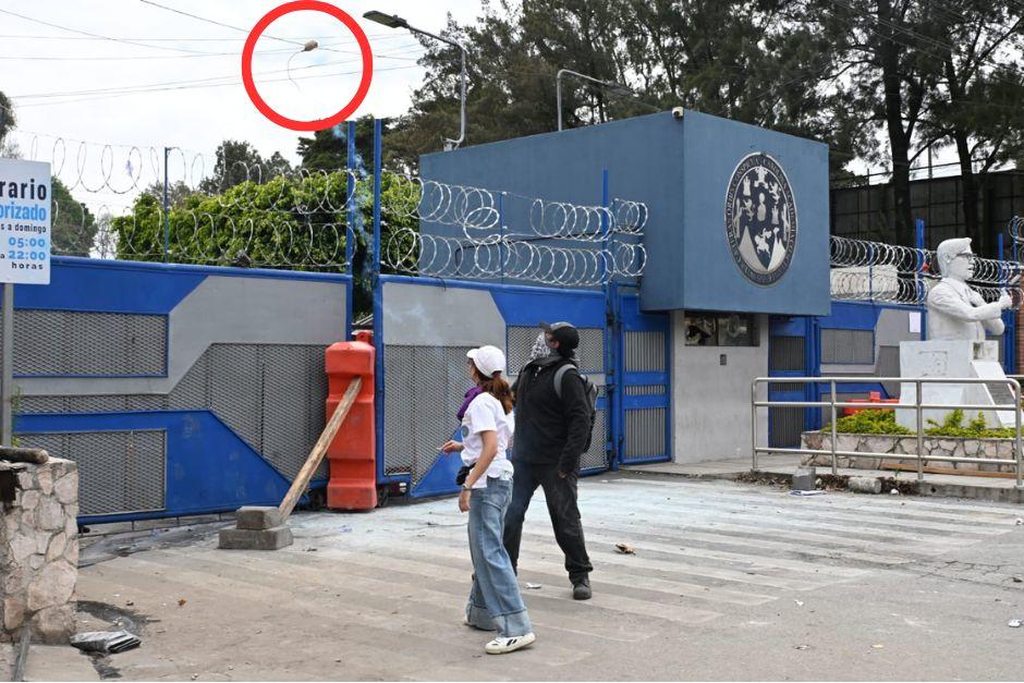 Desde atr&aacute;s de las puertas han sido lanzados los "morteros". (Foto:&nbsp;Jos&eacute; Luis Pos/Colaborador)