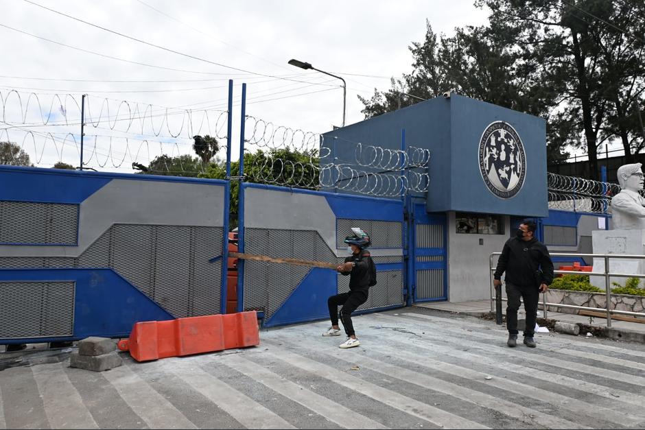 Los estudiantes han intentado ingresar al campus de la USAC debido a que tienen que atender a pacientes y a 250 animales que se encuentran en el interior. (Foto:&nbsp;Jos&eacute; Pos/Colaborador)