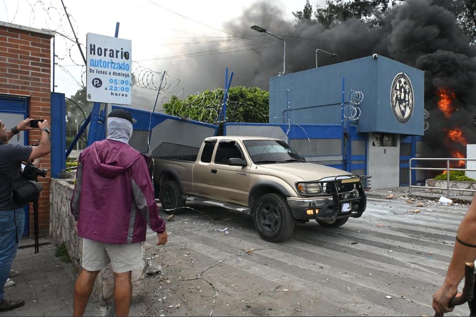 Estudiantes abren la USAC tras derribar port&oacute;n con picop (video)