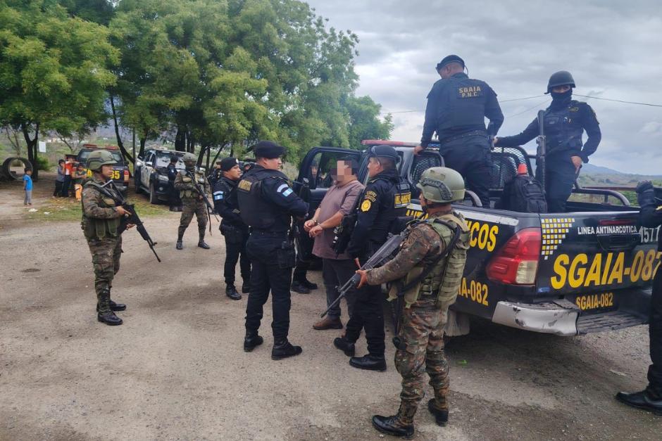 Tras varios operativos en Zacapa e Izabal fueron capturados cinco hombres acusados de delitos de narcotr&aacute;fico. (Foto: Ej&eacute;rcito de Guatemala)