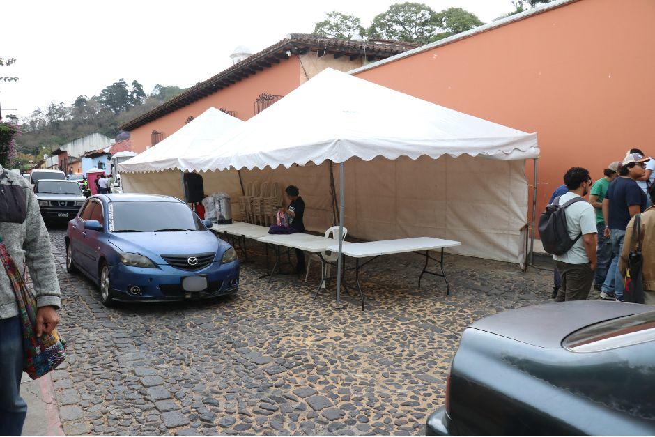 Estudiantes de la USAC iniciaron la vigilia en las afueras del Hotel Casa Santo Domingo, en Antigua Guatemala. (Foto: Renato Melgar/Colaborador)