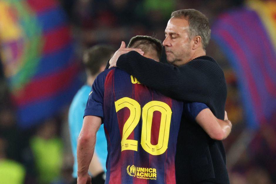 Flick consol&oacute; a sus jugadores luego de la dura derrota en casa ante los rojiblancos. (Foto: AFP)