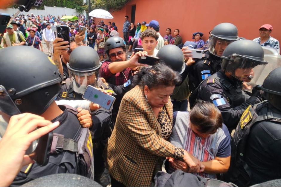 Las fuerzas de seguridad resguardaron a la jueza que llev&oacute; a cabo el procedimiento constitucional. (Foto: Estuardo Paredes / Soy502)