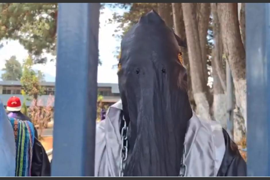 Los encapuchados rechazan la reelecci&oacute;n de Mazariegos. (Foto: captura de video)