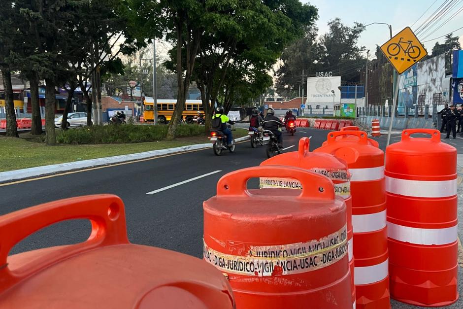 Presencia policial en el lugar es notoria luego de fuertes disturbios registrados en el ingreso de la USAC. (Foto: Fredy Hern&aacute;ndez/Soy502)