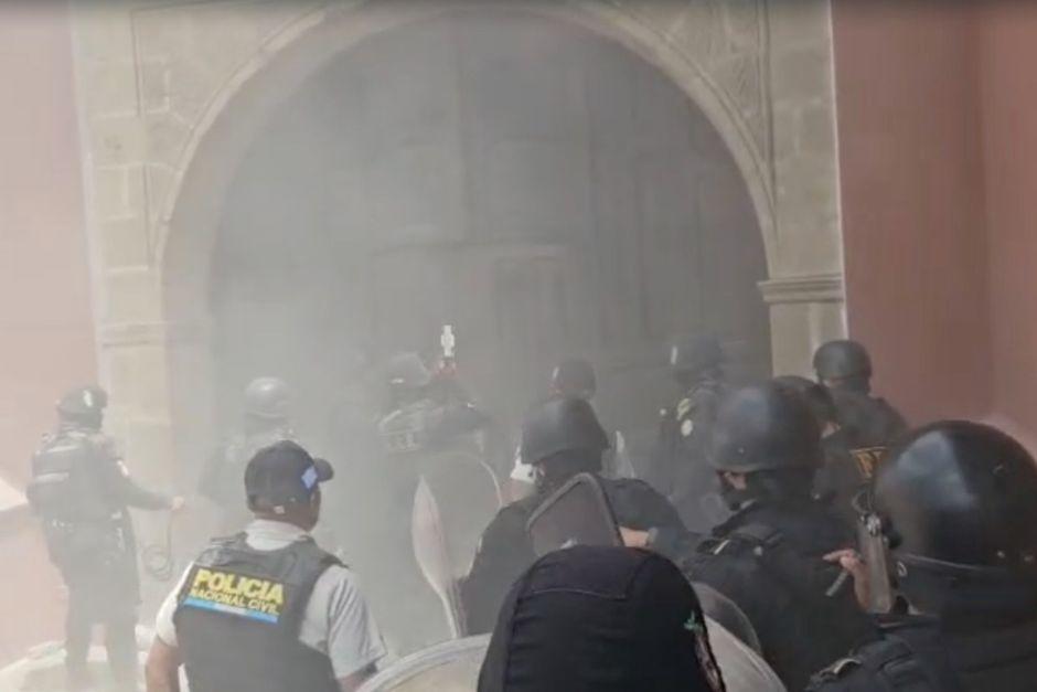 Disturbios en Antigua tras la reelecci&oacute;n de Mazariegos en la USAC