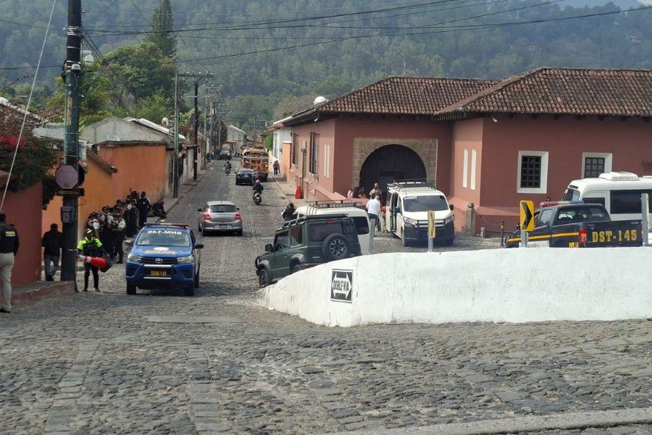 Luego de varias horas de bloqueo, los estudiantes se retiraron y liberaron el acceso hacia la Antigua Guatemala. (Foto: Estuardo Paredes / Colaborador)