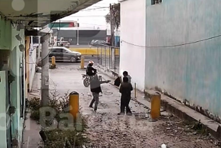 El asalto a mano armado qued&oacute; grabado por una c&aacute;mara de seguridad. (Foto: Captura de video de Noti Barcena Villa Nueva)