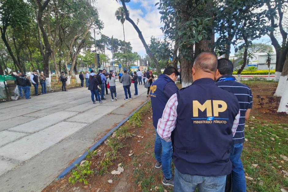 Siguen las diligencias en el interior de la USAC. (Foto: Estuardo Paredes/Soy502)