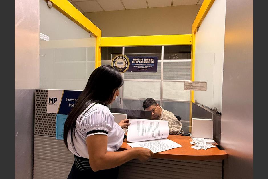 La diputada Sonia Guti&eacute;rrez de Winaq presenta una denuncia ante el MP por la posible comisi&oacute;n de delitos en el proceso de elecci&oacute;n de rector de la USAC. (Foto: Cortes&iacute;a/Soy502)