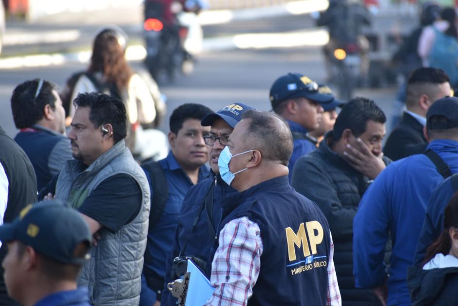 El Ministerio P&uacute;blico llega a la entrada de la USAC. (Foto: Fredy Hern&aacute;ndez/Soy502)