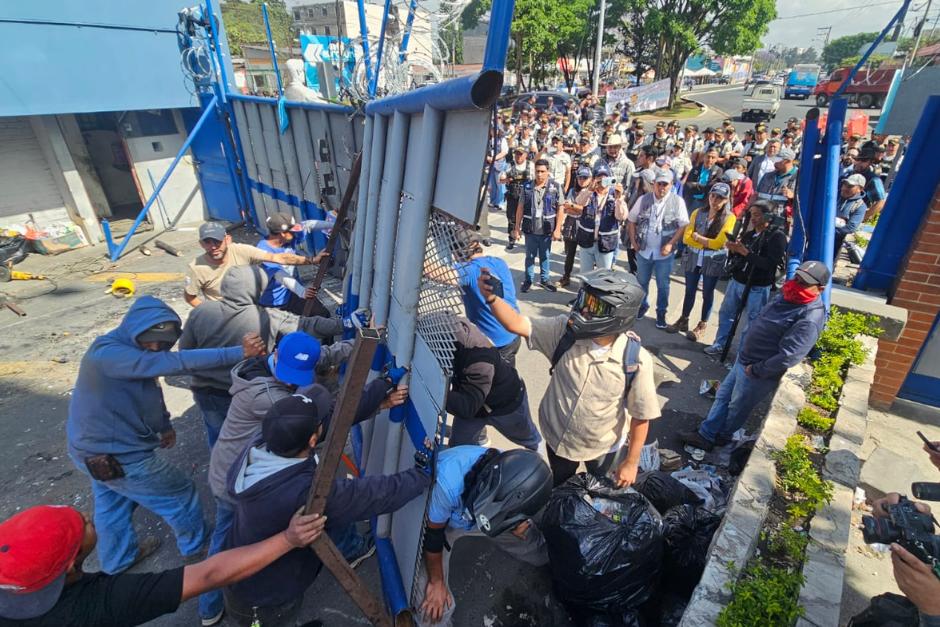 Tras realizar revisiones, el Ministerio P&uacute;blico inicia labores para el cierre del ingreso de Campus Central de la USAC. (Foto: Captura de video)