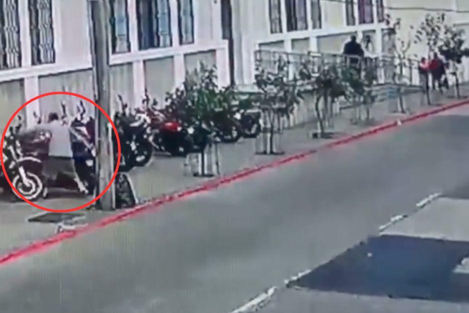 En cuesti&oacute;n de segundos fue robado el veh&iacute;culo de dos ruedas. (Foto: Captura de video)