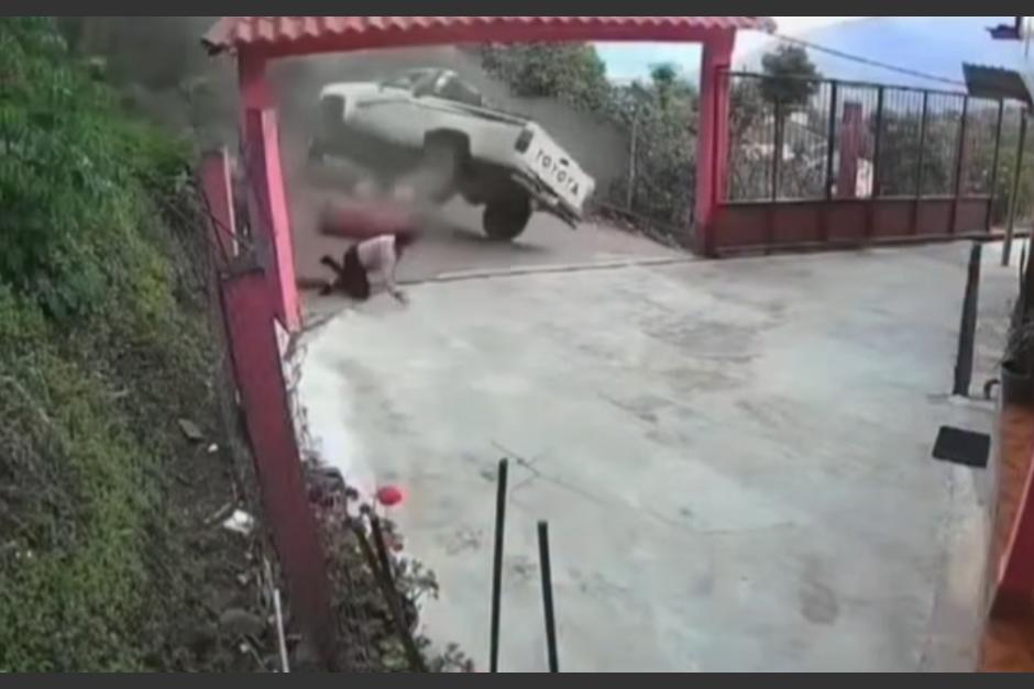 Los pasajeros salieron expulsados del auto. (Foto: captura de video)