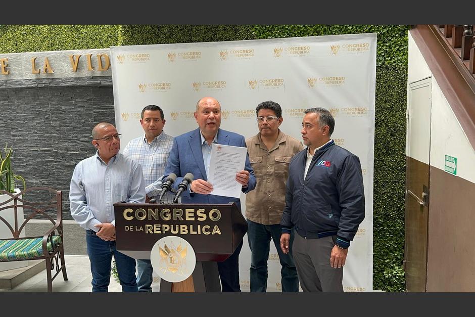 Denuncia penal de diputados de VOS se unen a las presentadas contra el CSU y Mazariegos por elecci&oacute;n de rector de la USAC. (Foto: Partido VOS/Soy502)