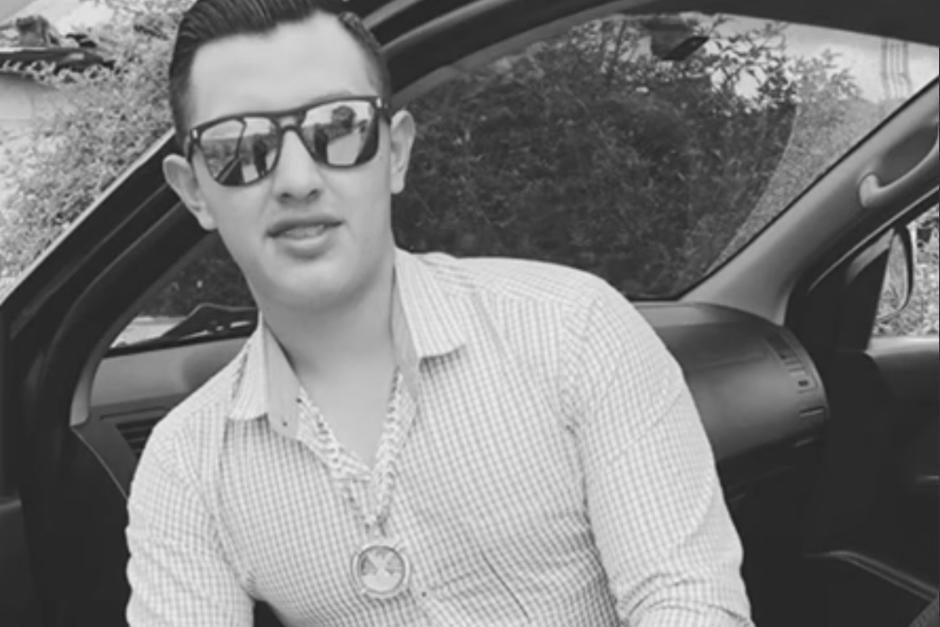 El joven se lanz&oacute; al agua mientras navegaba en un Jetcar. (Foto: redes sociales)