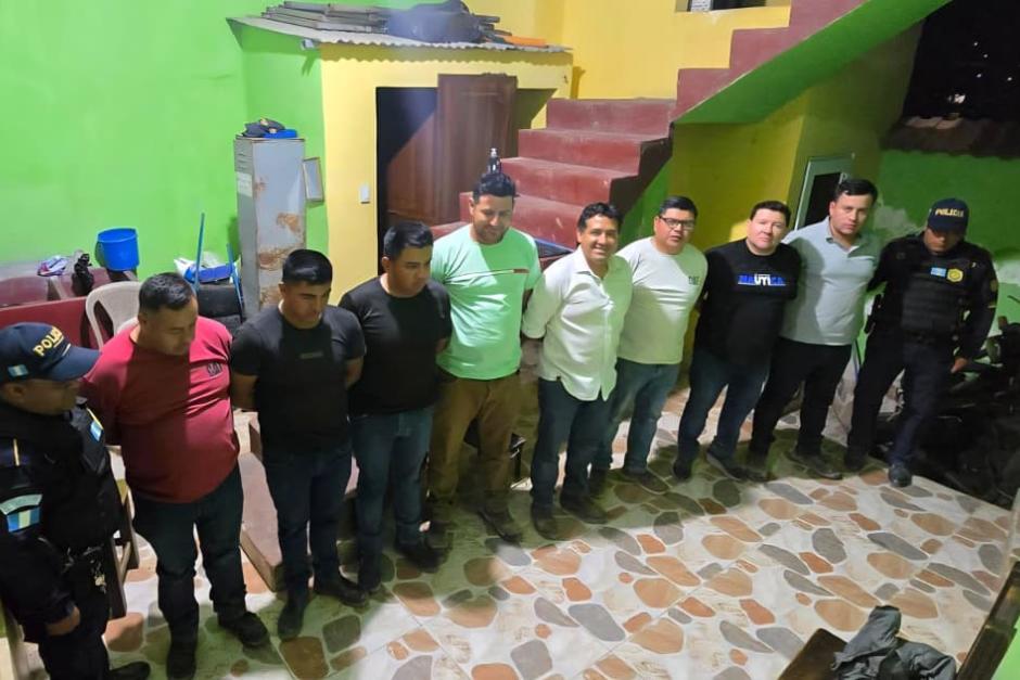 Ocho hombres fueron capturados en flagrancia cuando llevaban secuestrado a un joven, pero una jueza les cambi&oacute; delito y los dej&oacute; en libertad. (Foto: PNC)