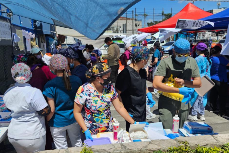 Los estudiantes permanecen en el lado del Anillo Perif&eacute;rico brindando jornadas gratis. (Foto: Estuardo Paredes/Soy502)