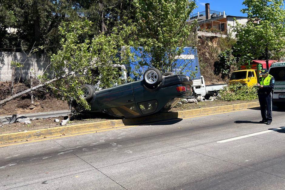 El autom&oacute;vil qued&oacute; volcado sobre el arriate centra. (Foto: Asonbomd)