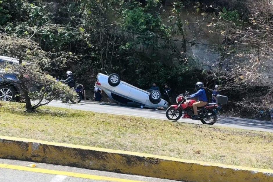 El autom&oacute;vil volcado provoc&oacute; tr&aacute;nsito lento en la ruta Interamericana. (Foto: Redes sociales)