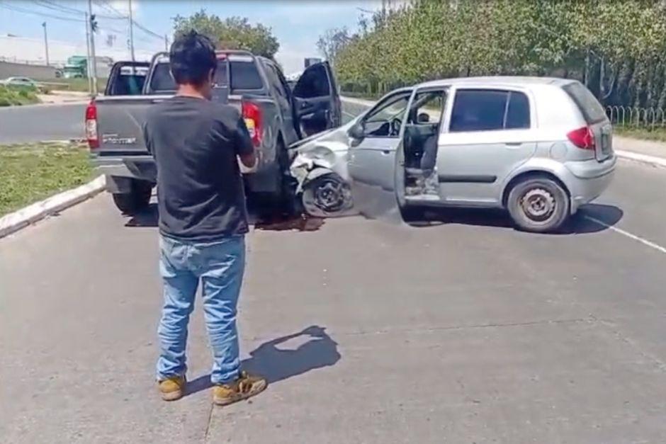 El conductor ebrio colision&oacute; con un picop este s&aacute;bado. (Foto: Captura de video de PMT de San Miguel Petapa)