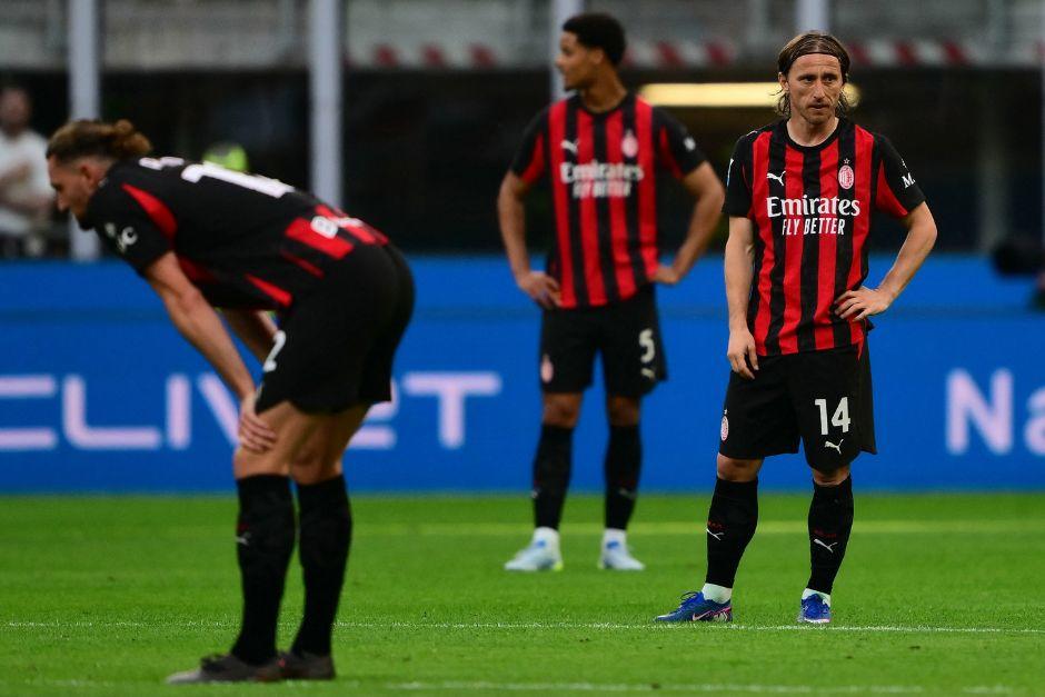 La molestia de Luka Modric (14) al ver la derrota de los rossoneri en San Siro. (Foto: AFP)