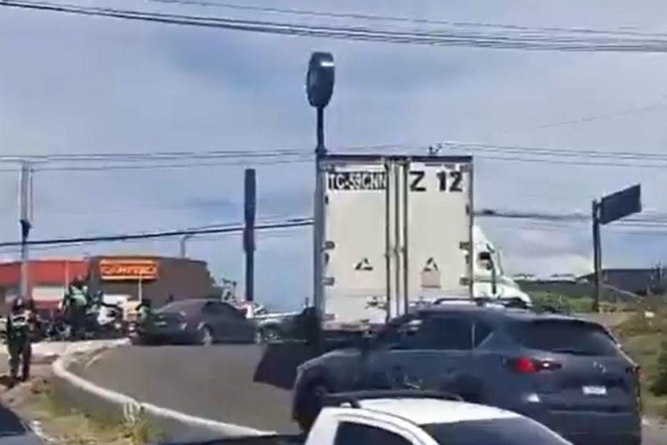 En una cuesta el transporte de gran magntiud realiza maniobras para continuar su paso. (Foto: captura de video)