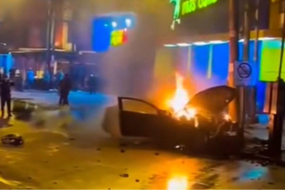 El veh&iacute;culo luego de derrapar prendi&oacute; en llamadas. (Foto: captura de video)