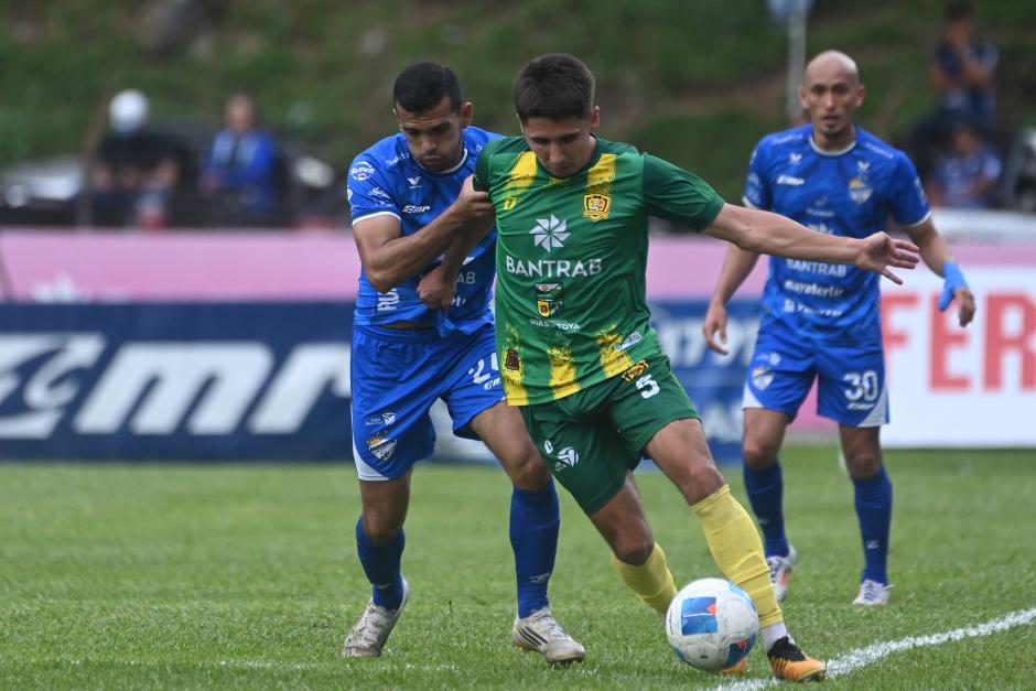 Joshua Ubico y Eduardo Soto disputan el bal&oacute;n. (Foto: Patrick Agust&iacute;n / Nuestro Diario)