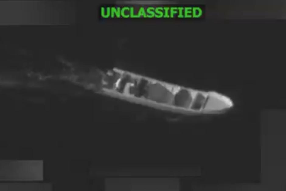Imagen obtenida desde el video del Comando Sur en donde se observa una de las embarcaciones neutralizadas. (Foto: captura de pantalla/Soy502)