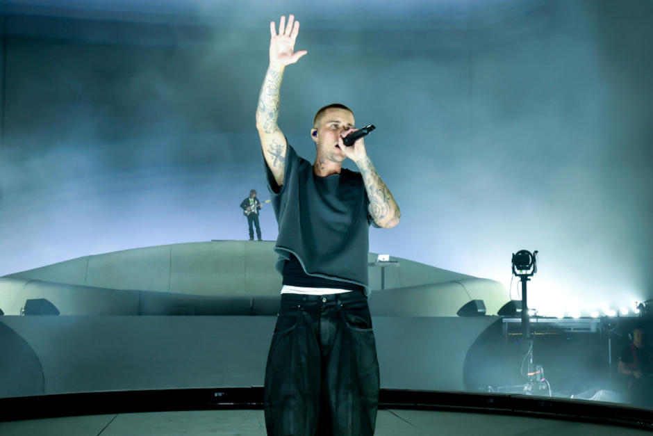 El famoso subi&oacute; al escenario provocando furor. (Foto: AFP)