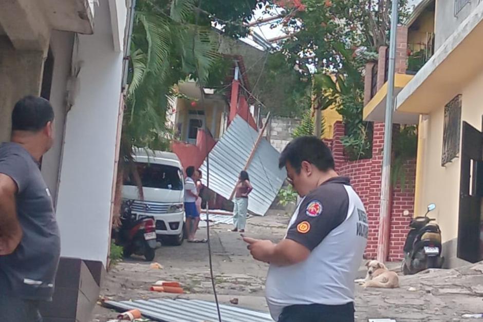 Bomberos acudieron en apoyo a los vecinos de la comunidad. (Foto: Bomberos Voluntarios)