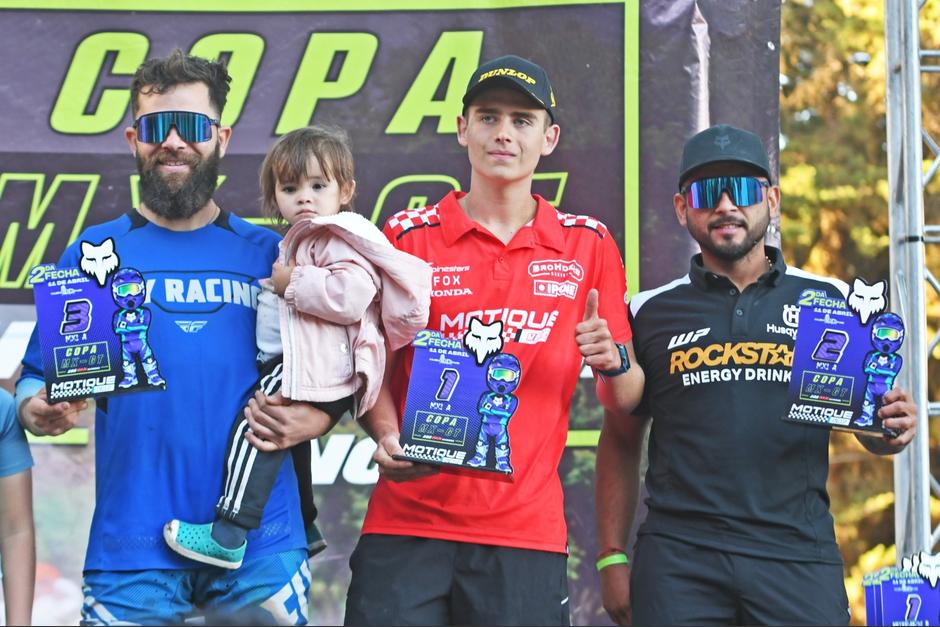 Adri&aacute;n Harders (al centro), Randy Donis (izquierda) y Elio Lorenzana (derecha), subieron al podio en MX1 &ldquo;A&rdquo;. (Foto: PSLMX)