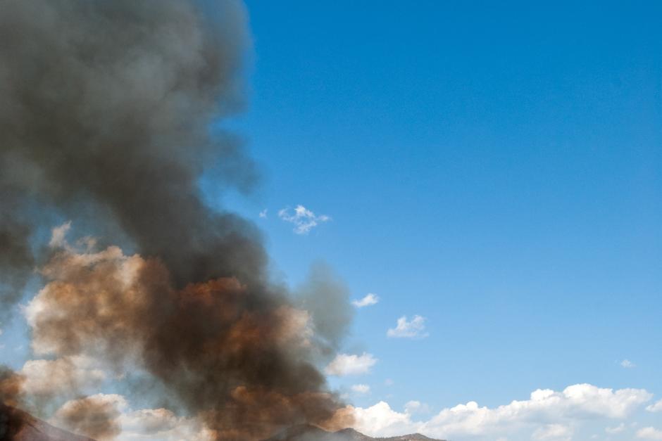 Un incendio en un muro monta&ntilde;oso fue reportado sobre la calzada de La Paz. (Foto: Ilustrativa Canva/Soy502)