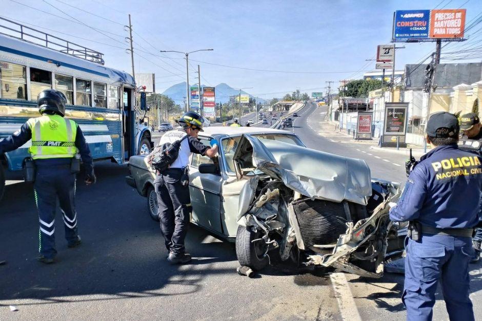 El veh&iacute;culo qued&oacute; destruido por el fuerte impacto. (Foto: RRSS)