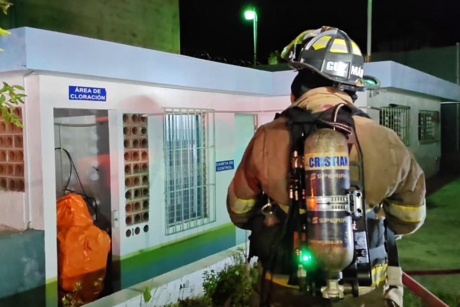 Socorristas ubican el cilindro de cloro donde se origin&oacute; la fuga.&nbsp;(Foto: CVB)