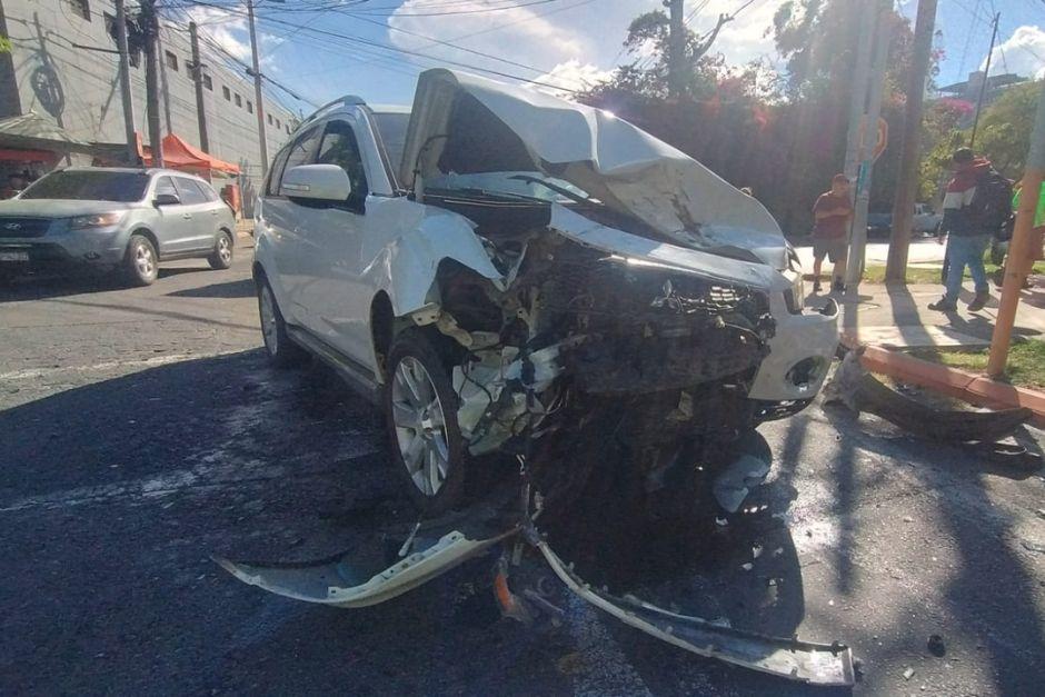 Tres veh&iacute;culos chocaron y sufrieron serios da&ntilde;os materiales. (Foto: Bomberos Municipales)