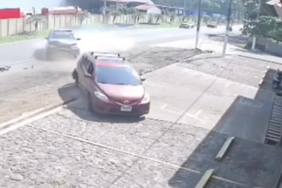 Del accidente solo quedaron da&ntilde;os materiales. (Foto: Captura de video)