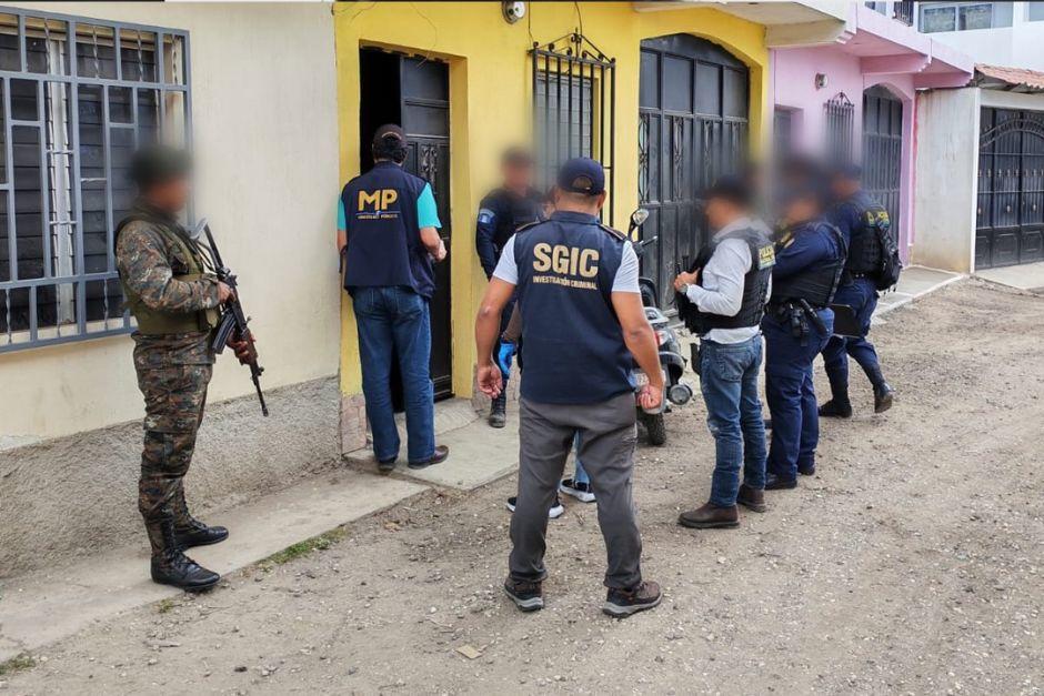 Fiscales y fuerzas de seguridad allanan dos inmuebles en&nbsp;Jalapa por un ataque armado que dej&oacute; tres fallecidos y un herido. (Foto: MP)
