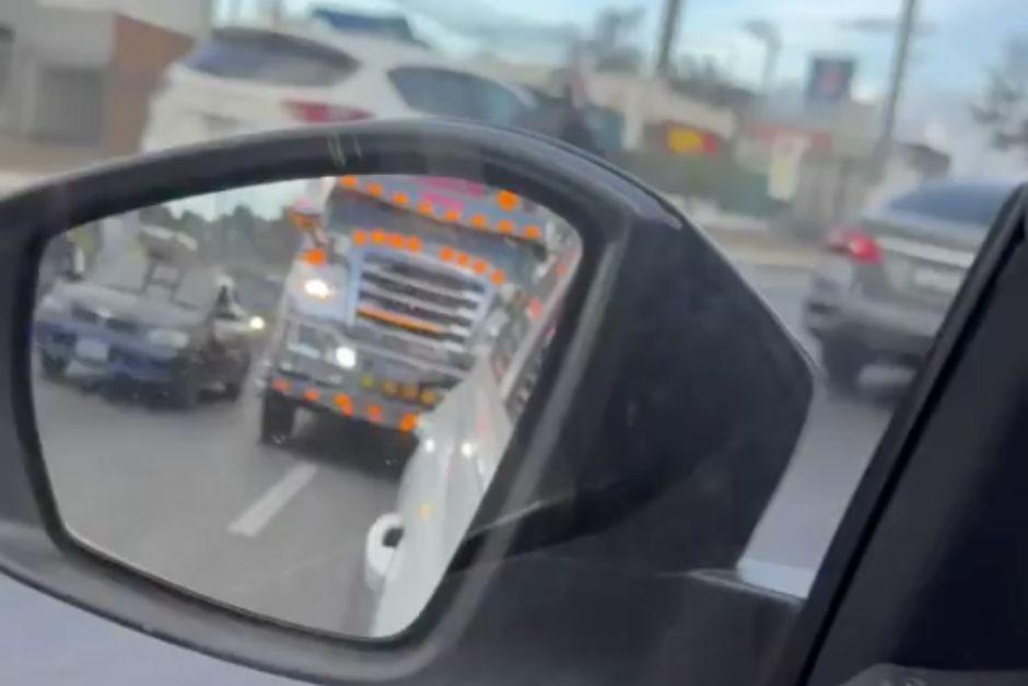 El bus extraurbano se cruzaba de un carril a otro en carretera a El Salvador. (Foto: Captura de video)