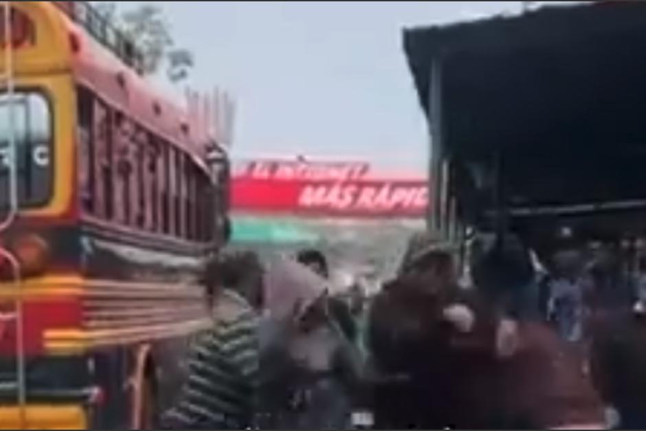 Los involucrados se lanzaron varios pu&ntilde;etazos. (Foto: captura de video)