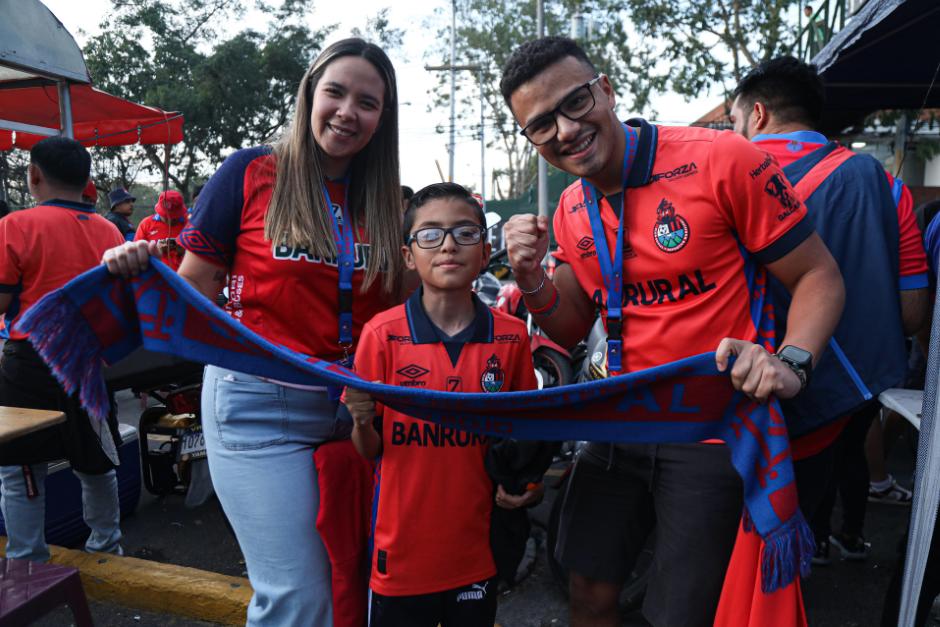 Los aficionados escarlatas llegaron a vivir una fiesta y a disfrutar de un nuevo Cl&aacute;sico entre rojos y cremas, en el estadio El Tr&eacute;bol. Incluso hasta el campe&oacute;n L&eacute;ster Mart&iacute;nez estuvo presente. (Fotos: Juan Manuel Mijangos/Colaborador)